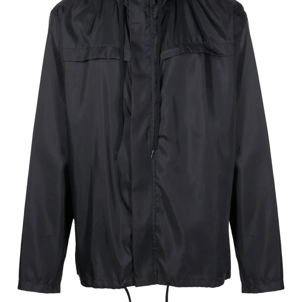 Ветровка с капюшоном