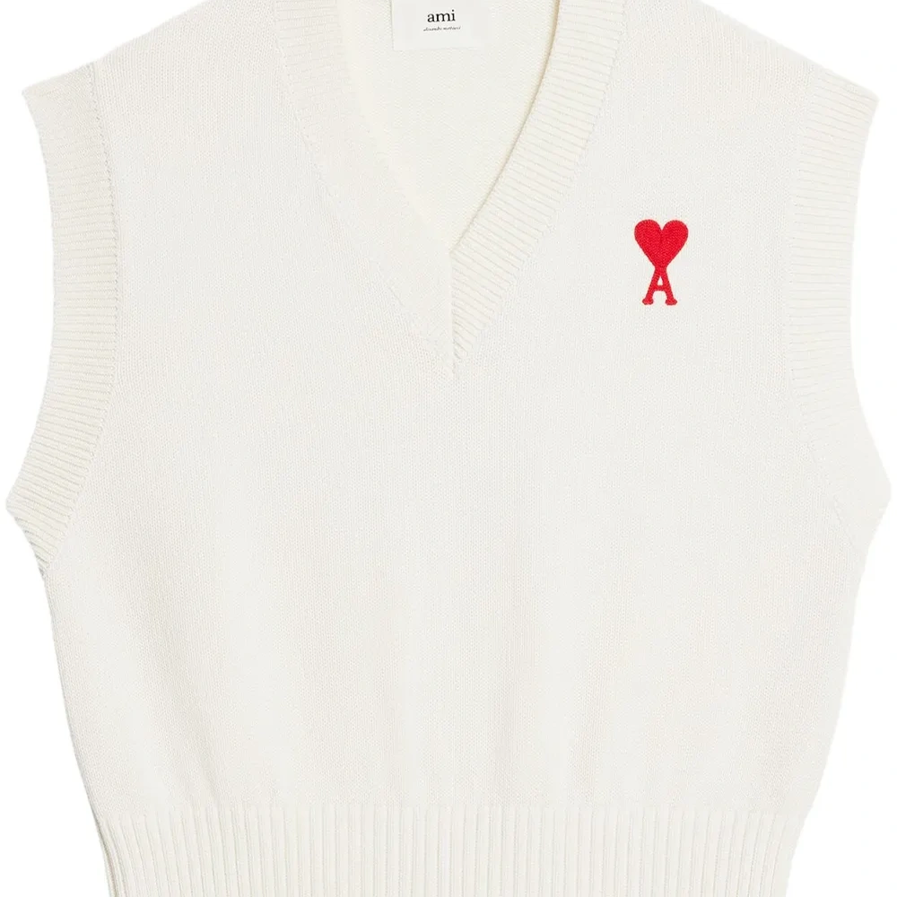 Топ с V-образным вырезом и монограммой Ami de Coeur
