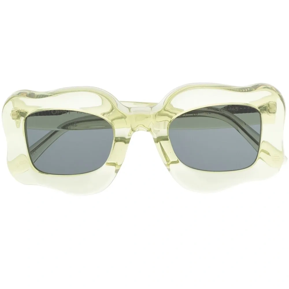 Солнцезащитные очки в массивной оправе