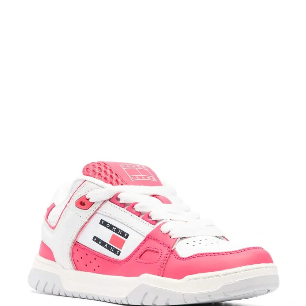 Двухцветные кроссовки со вставками