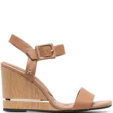 Босоножки на танкетке