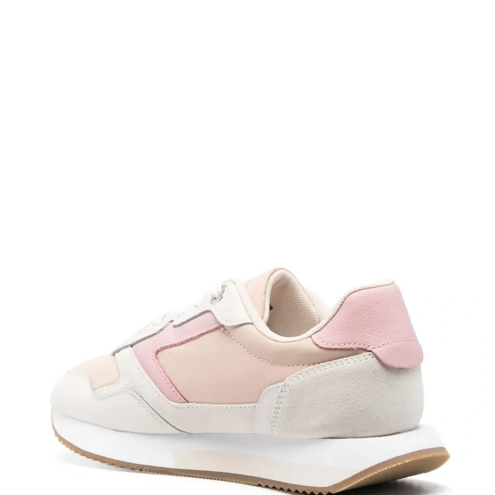 Кроссовки на шнуровке