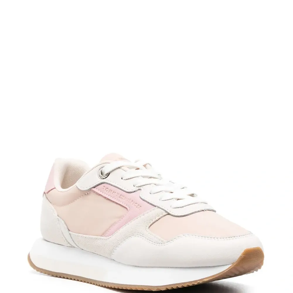 Кроссовки на шнуровке