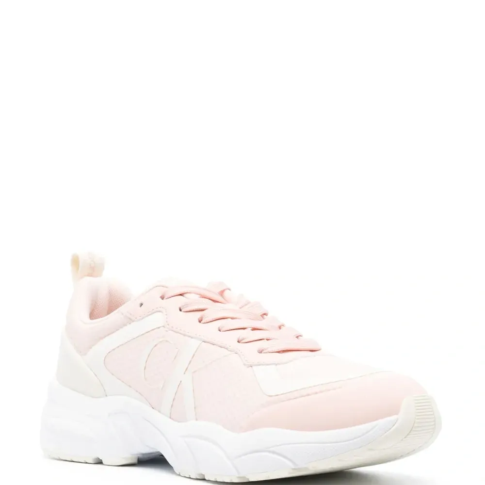 Кроссовки с логотипом