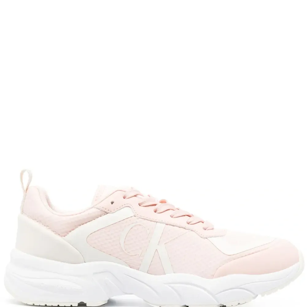 Кроссовки с логотипом