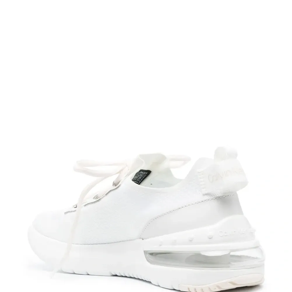 Кроссовки на шнуровке