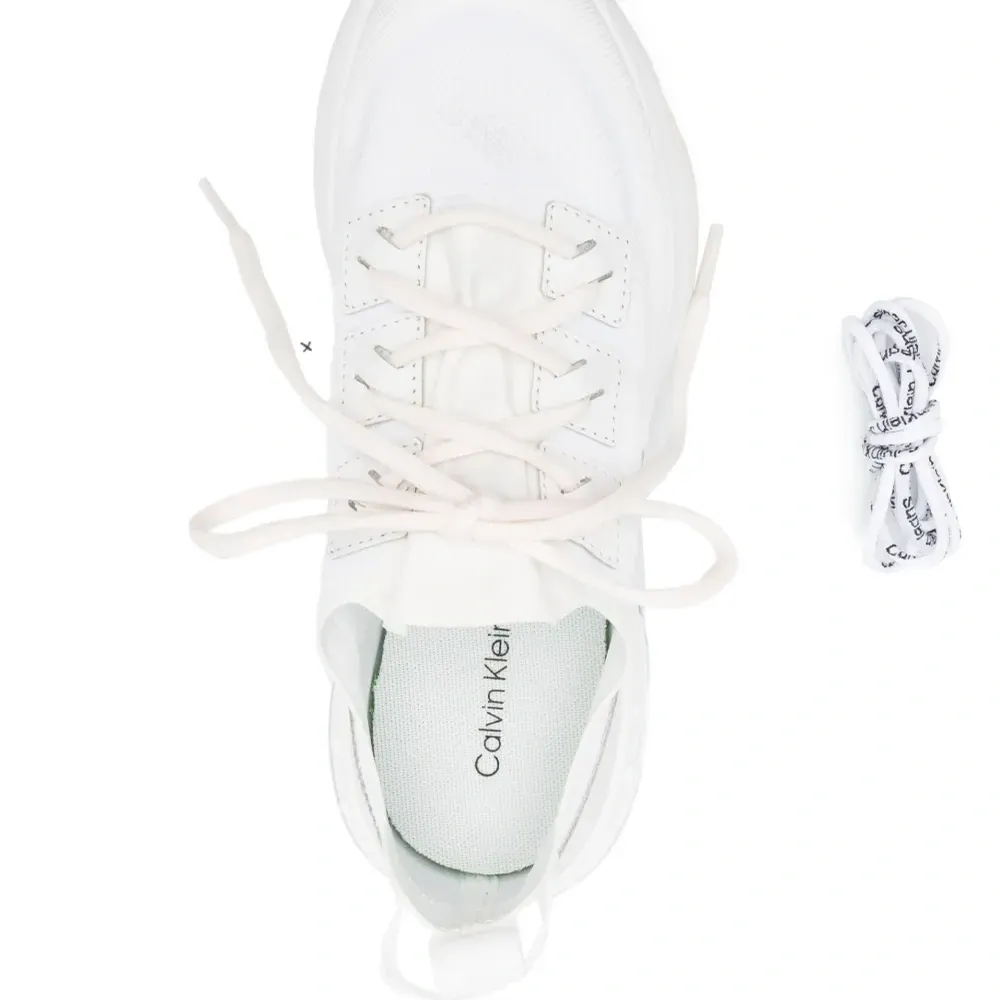 Кроссовки на шнуровке