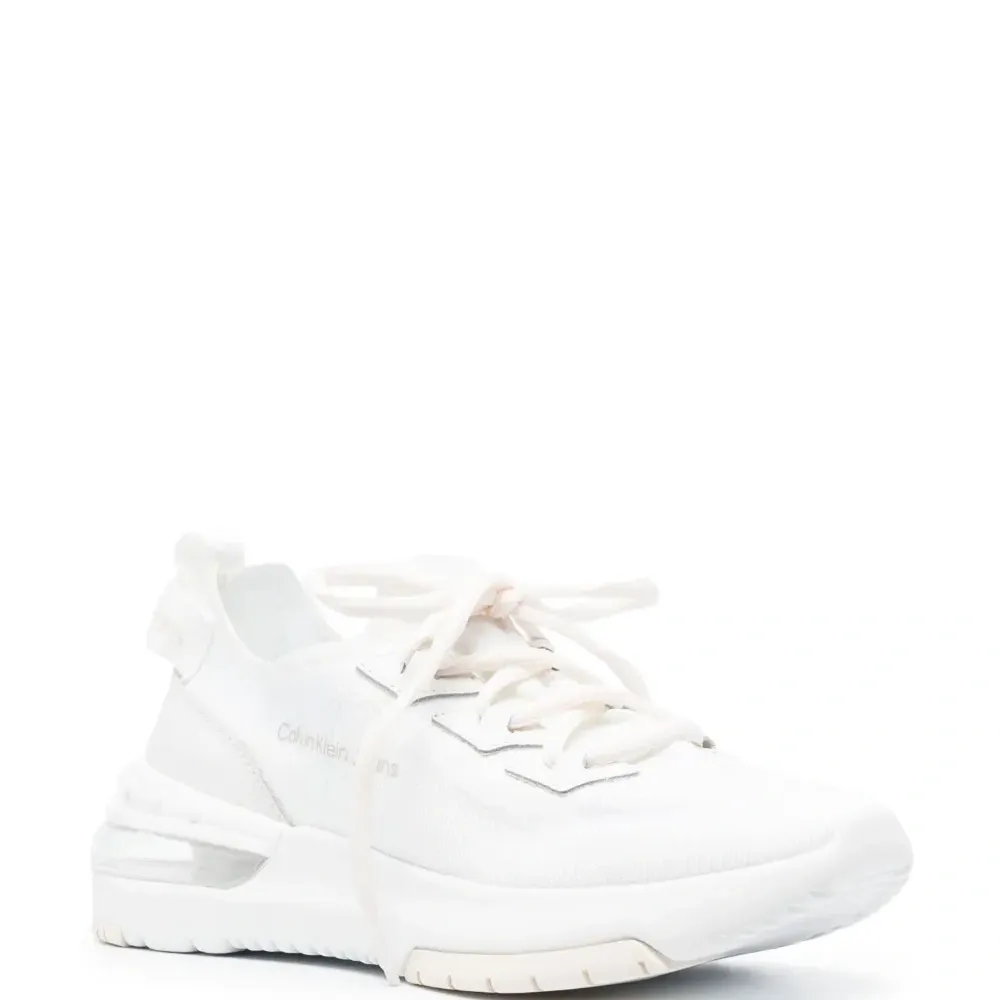 Кроссовки на шнуровке