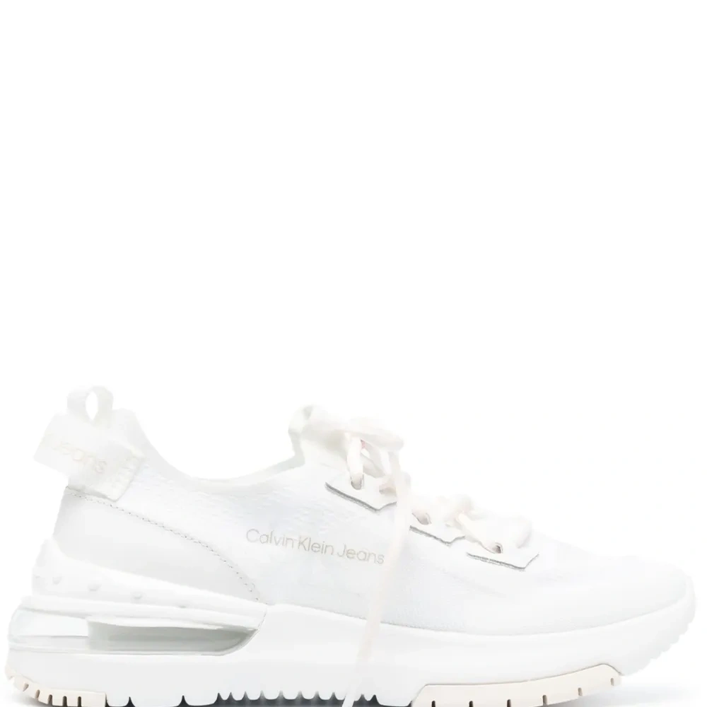 Кроссовки на шнуровке