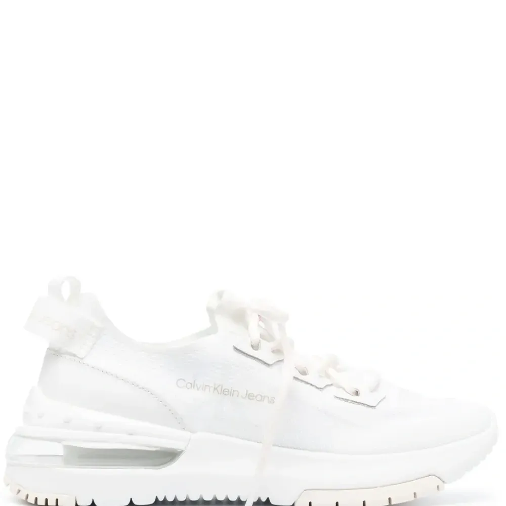 Кроссовки на шнуровке