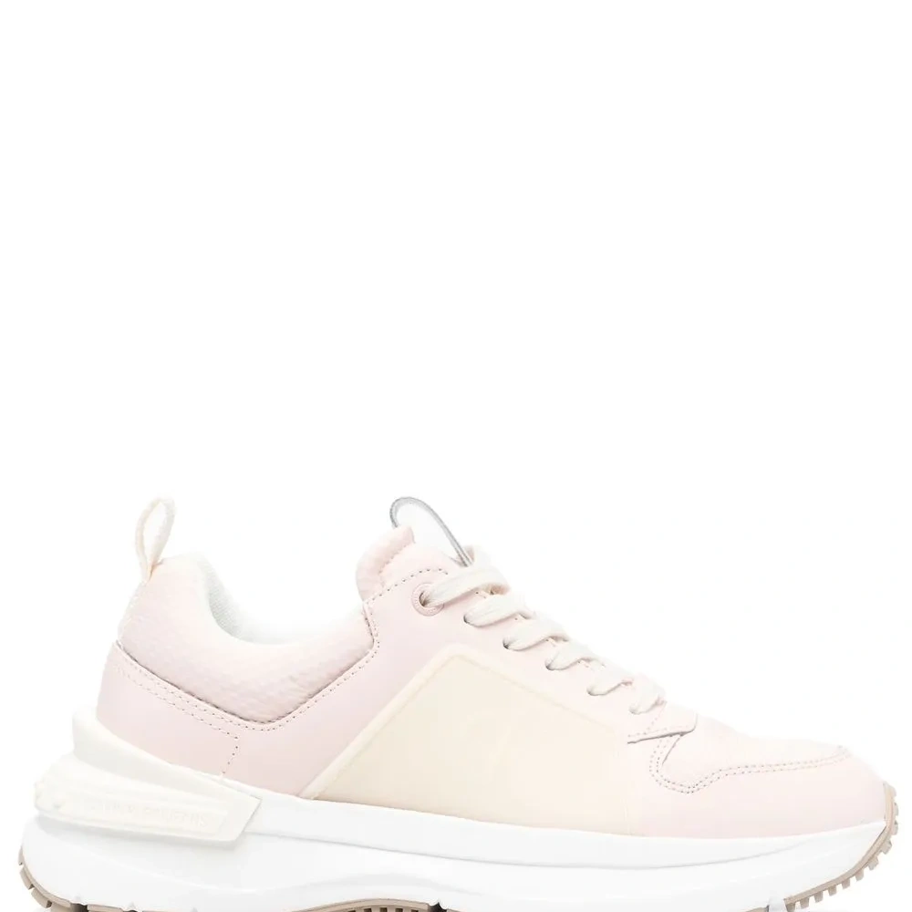 Кроссовки на массивной подошве