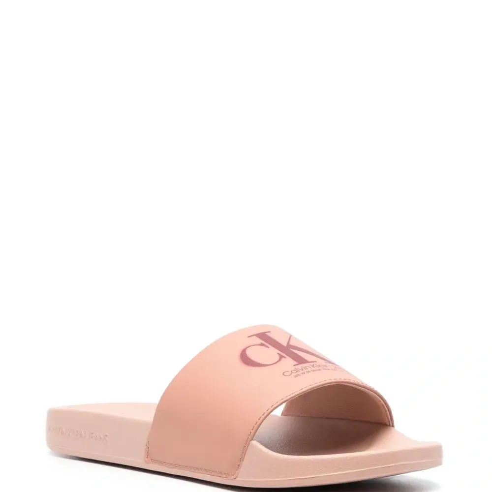 Шлепанцы с логотипом