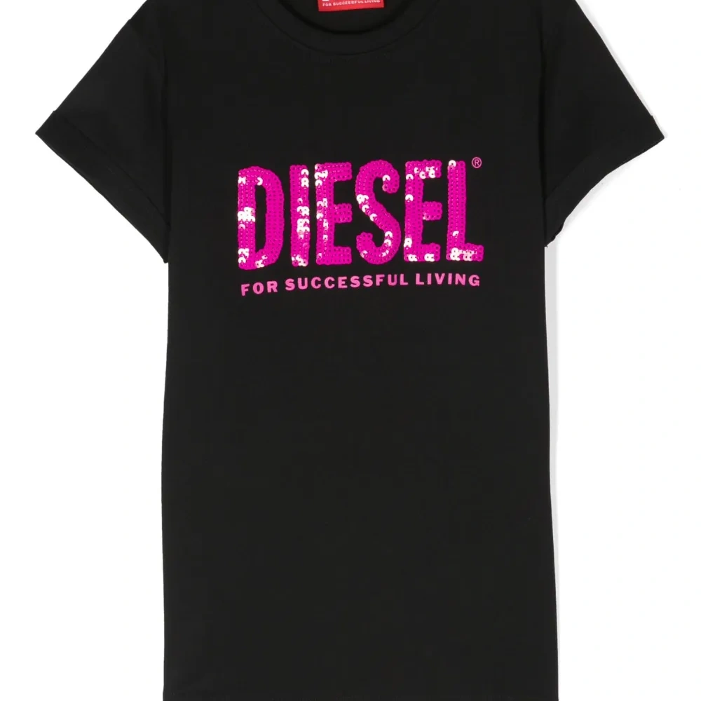 футболка с логотипом и пайетками