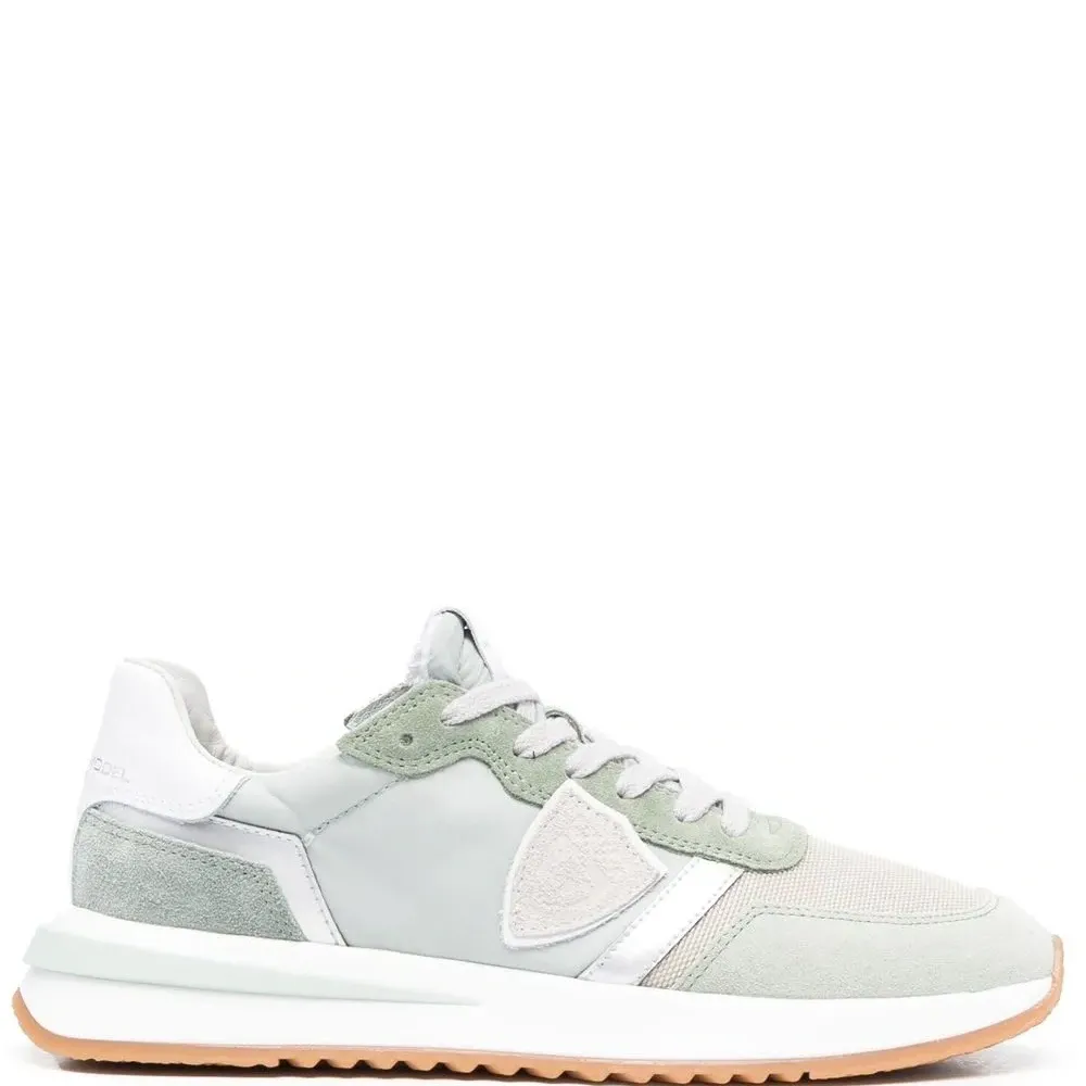 Кроссовки на шнуровке