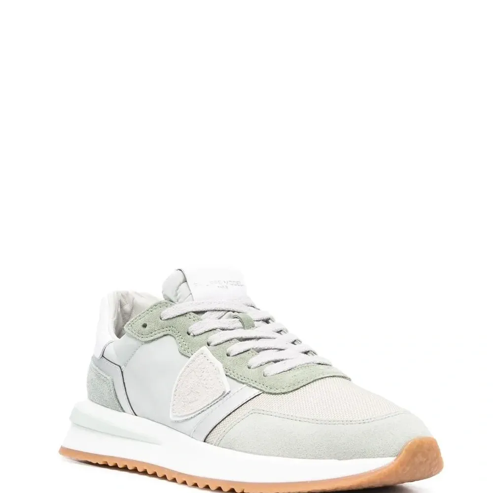 Кроссовки на шнуровке