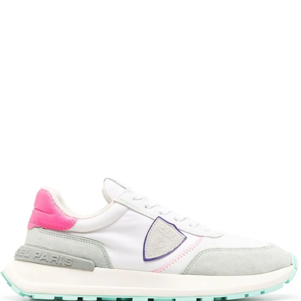 Кроссовки с нашивкой-логотипом