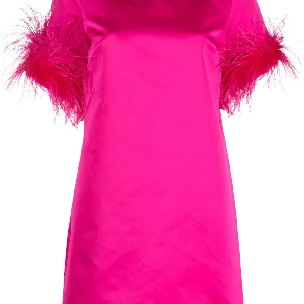 Атласное платье с перьями