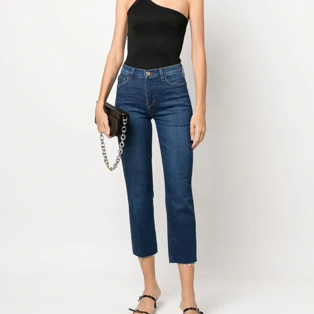 Прямые джинсы с завышенной талией