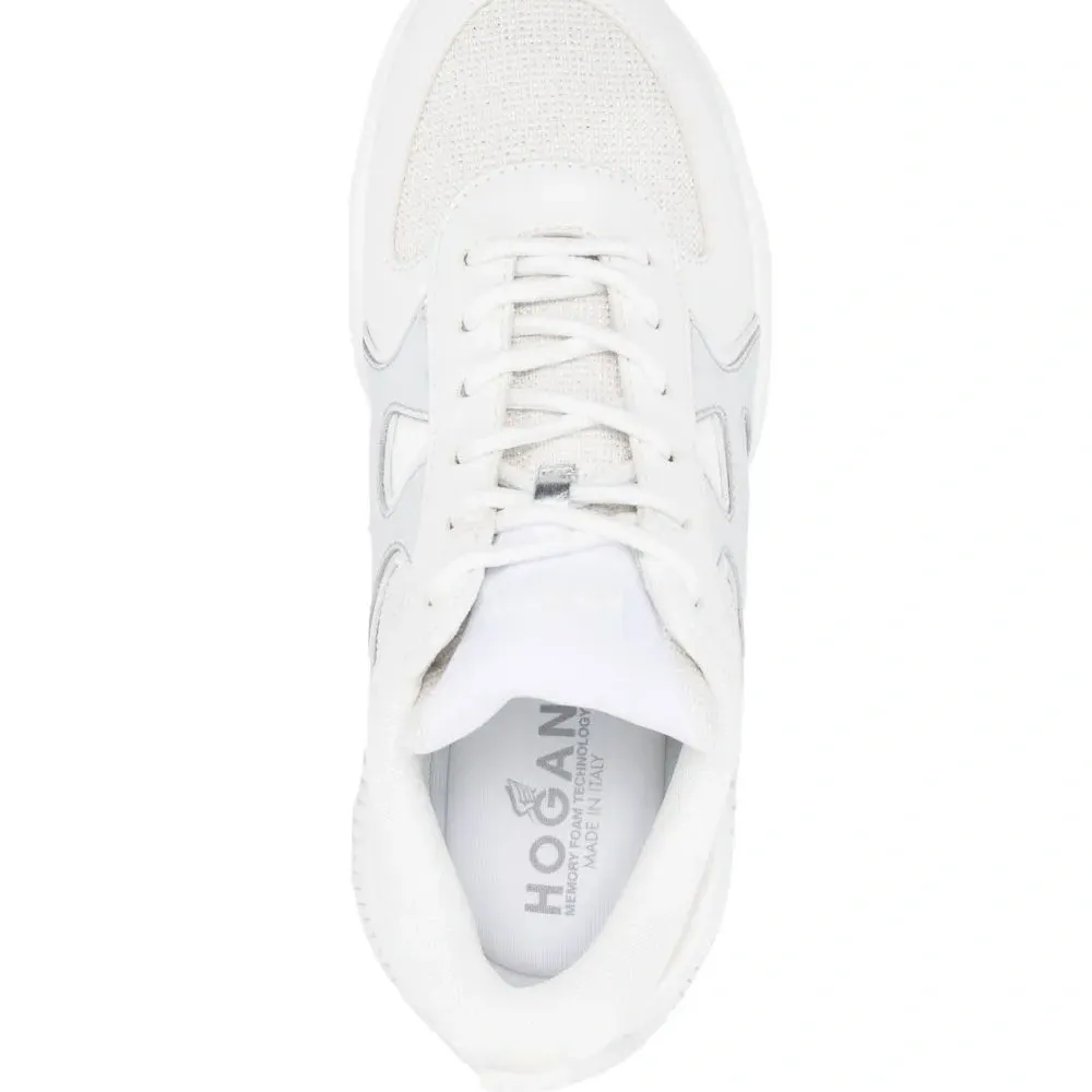 Кроссовки на шнуровке