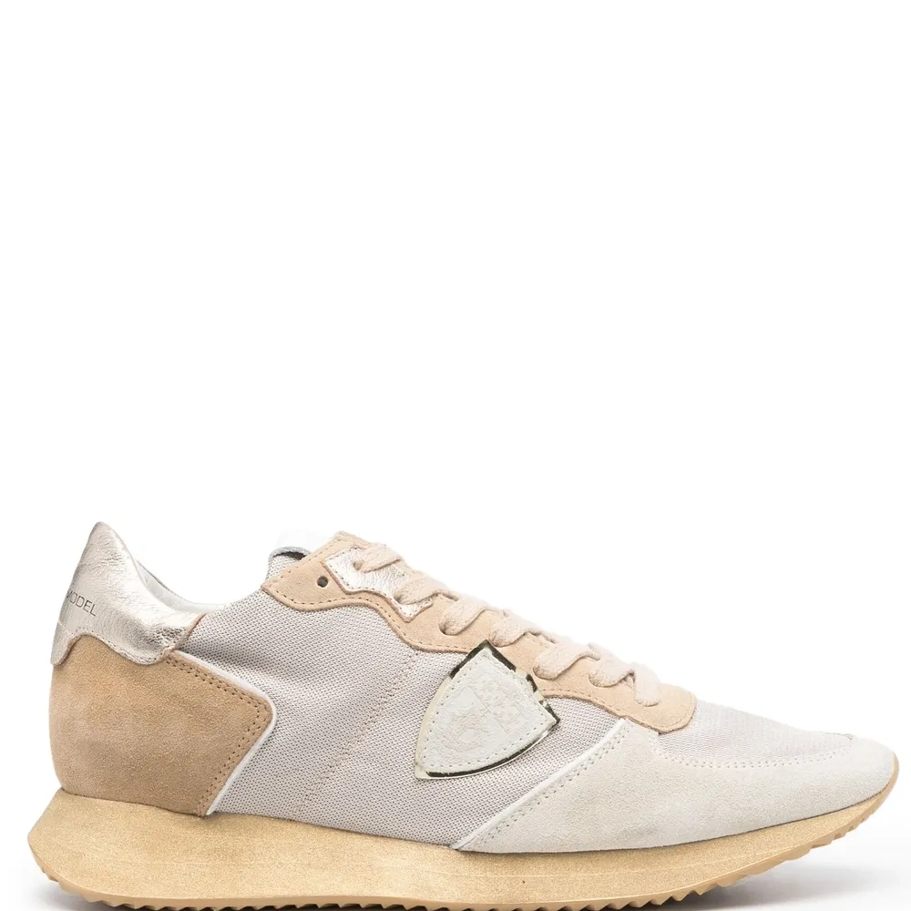 Кроссовки на шнуровке