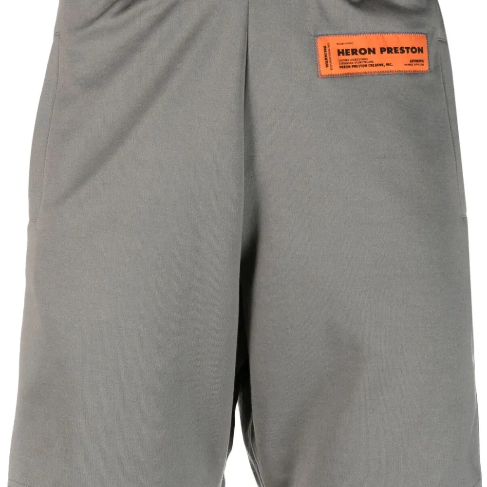 Спортивные шорты с нашивкой-логотипом