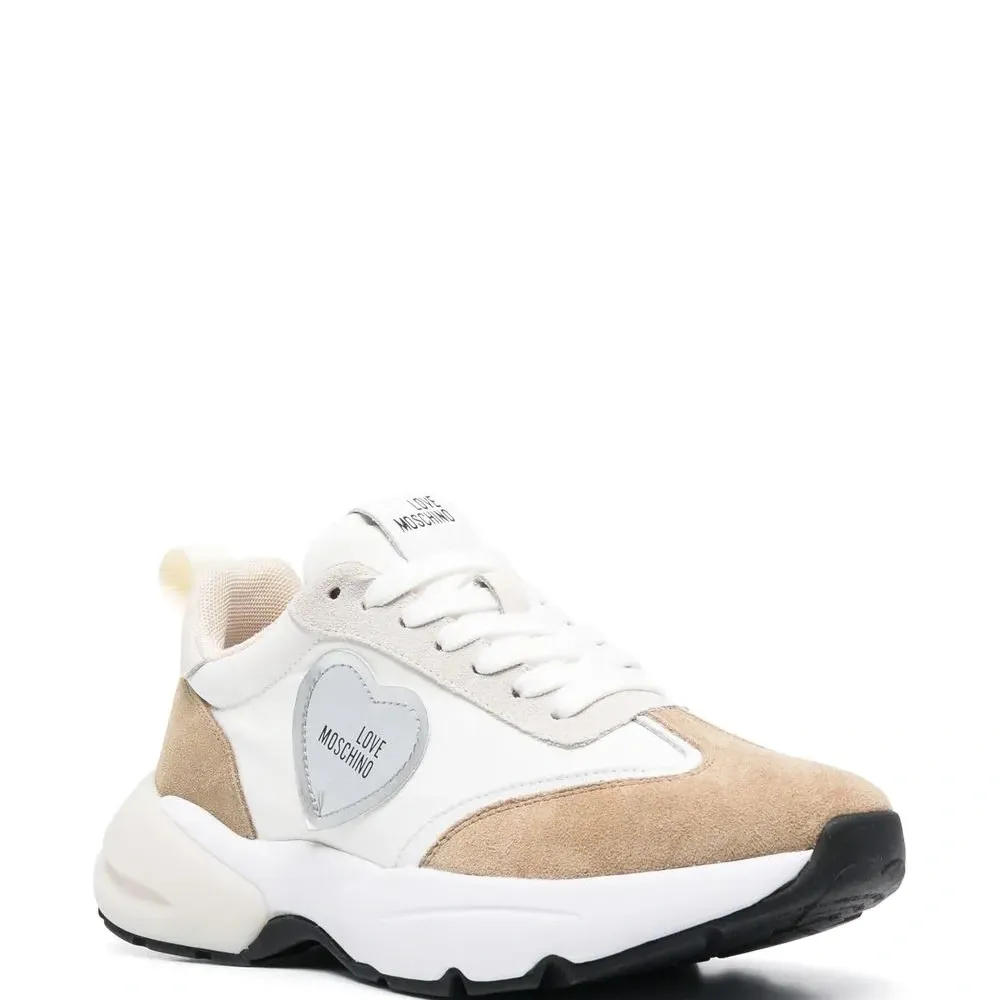 Кроссовки с нашивкой-логотипом