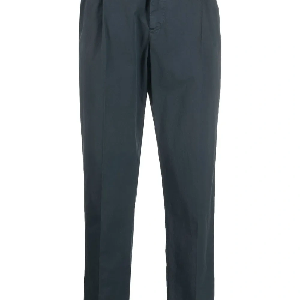 Зауженные брюки со складками