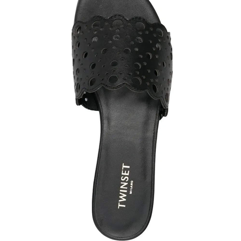 Сандалии на плоской подошве