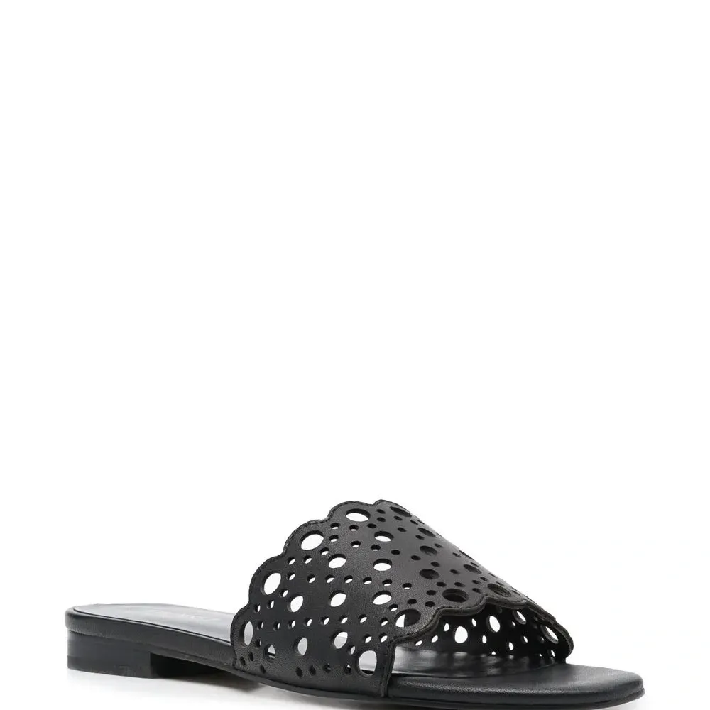 Сандалии на плоской подошве