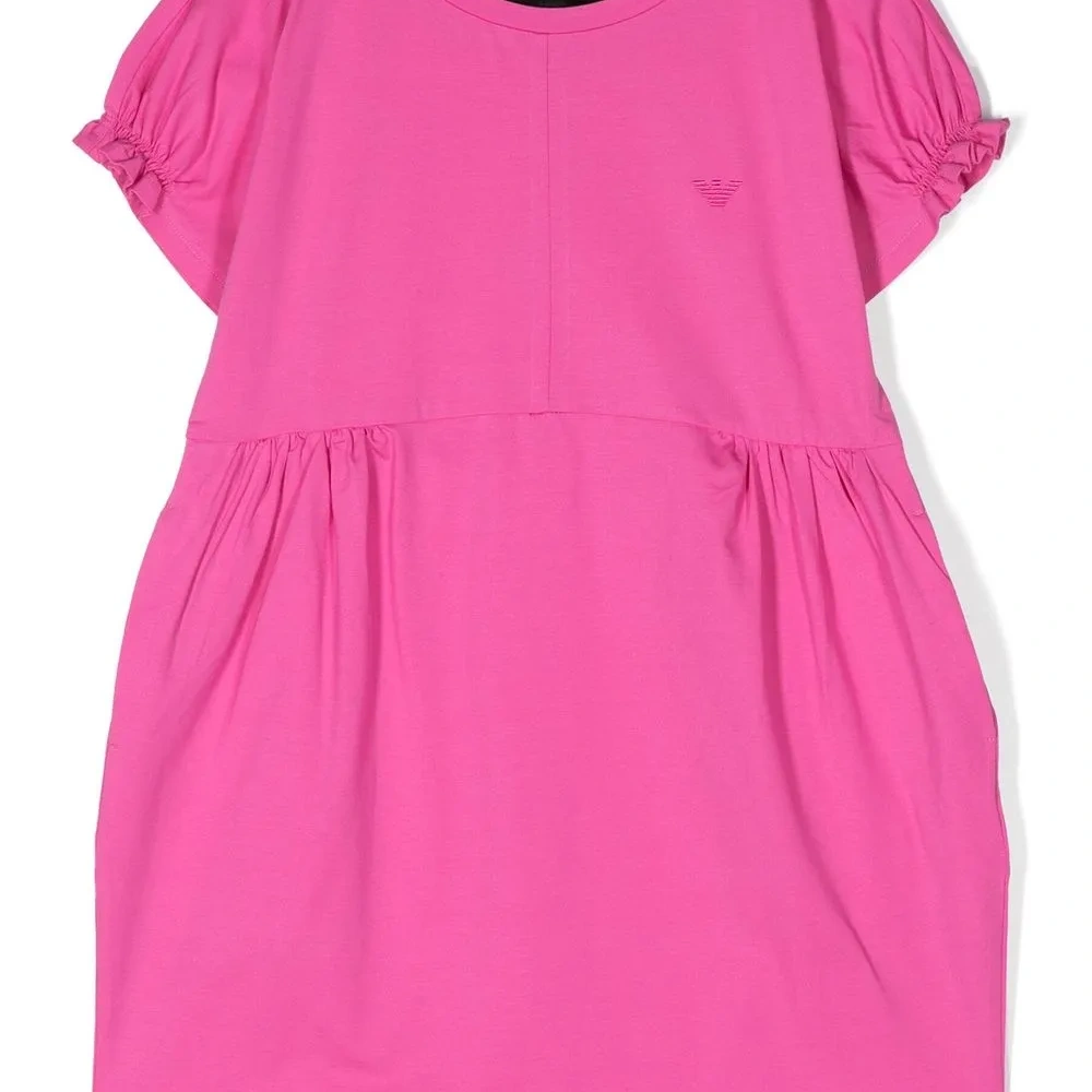 Платье с вышитым логотипом и сборками