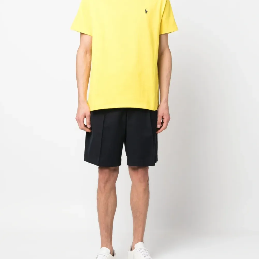 Футболка с вышитым логотипом