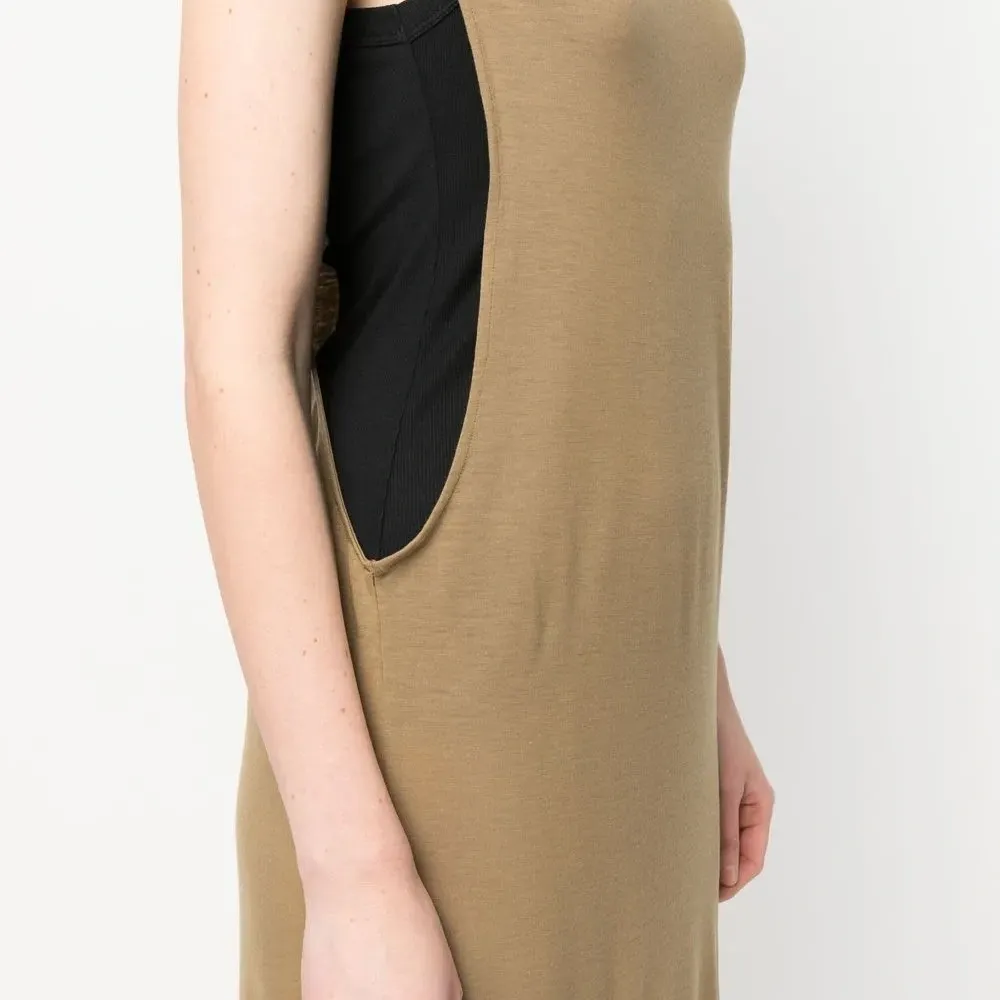 Платье с разрезом спереди