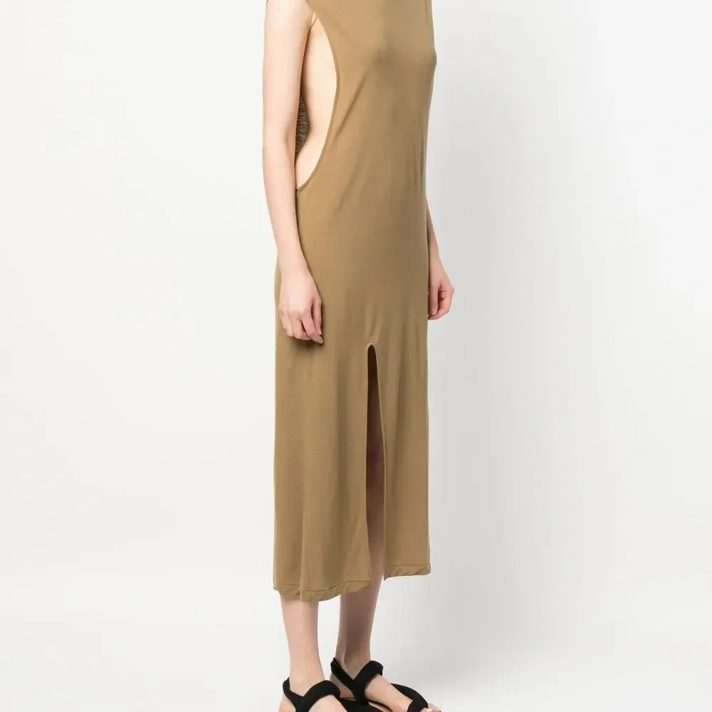 Платье с разрезом спереди