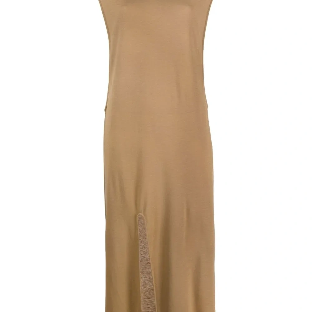 Платье с разрезом спереди