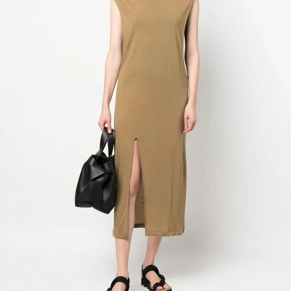 Платье с разрезом спереди