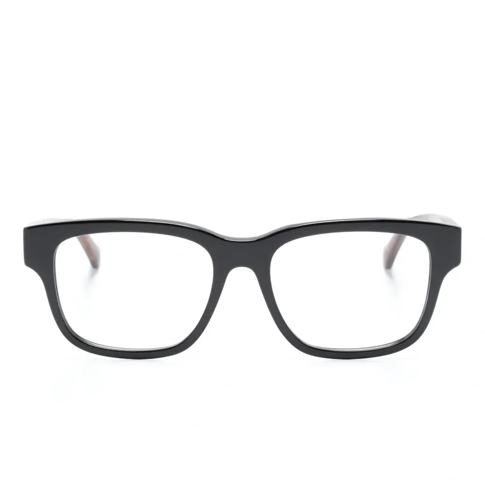 Очки в квадратной оправе