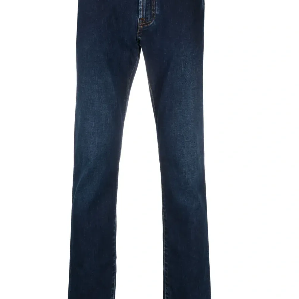 Прямые джинсы с заниженной талией