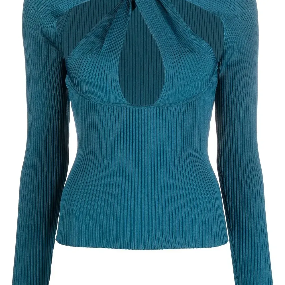 Свитер с вырезами