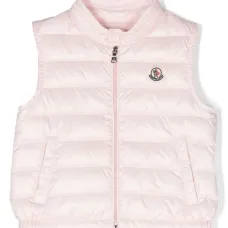 Дутый жилет с нашивкой-логотипом