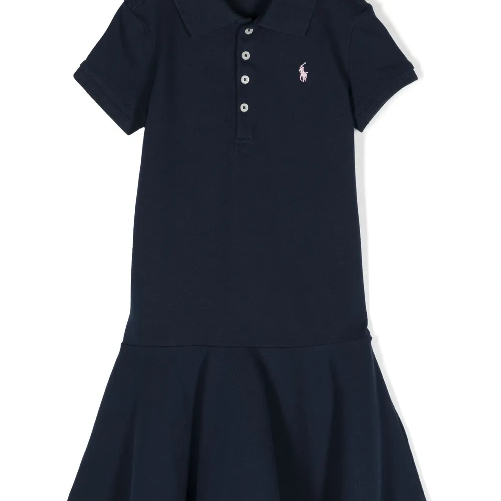 Платье с воротником поло и короткими рукавами