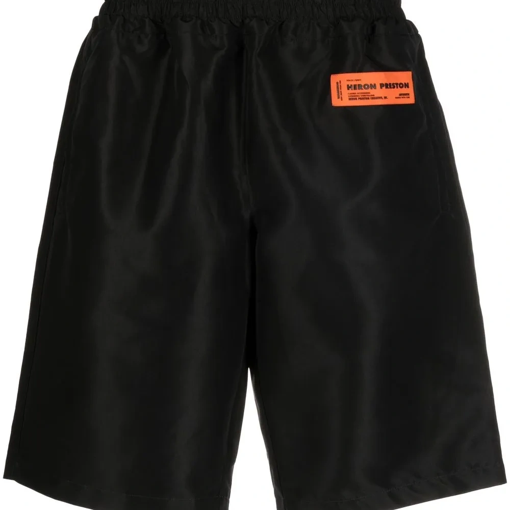 Спортивные шорты с нашивкой-логотипом