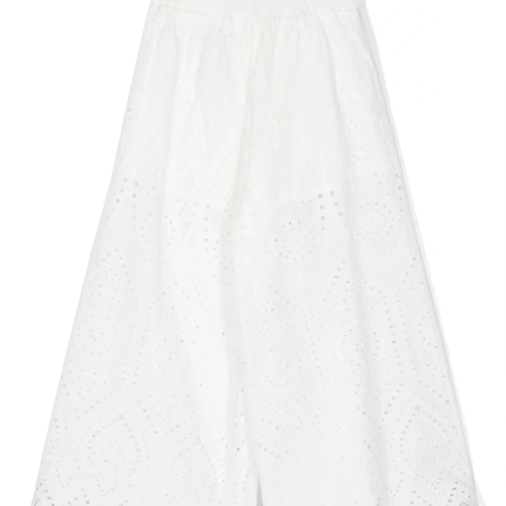 Расклешенные брюки с перфорацией