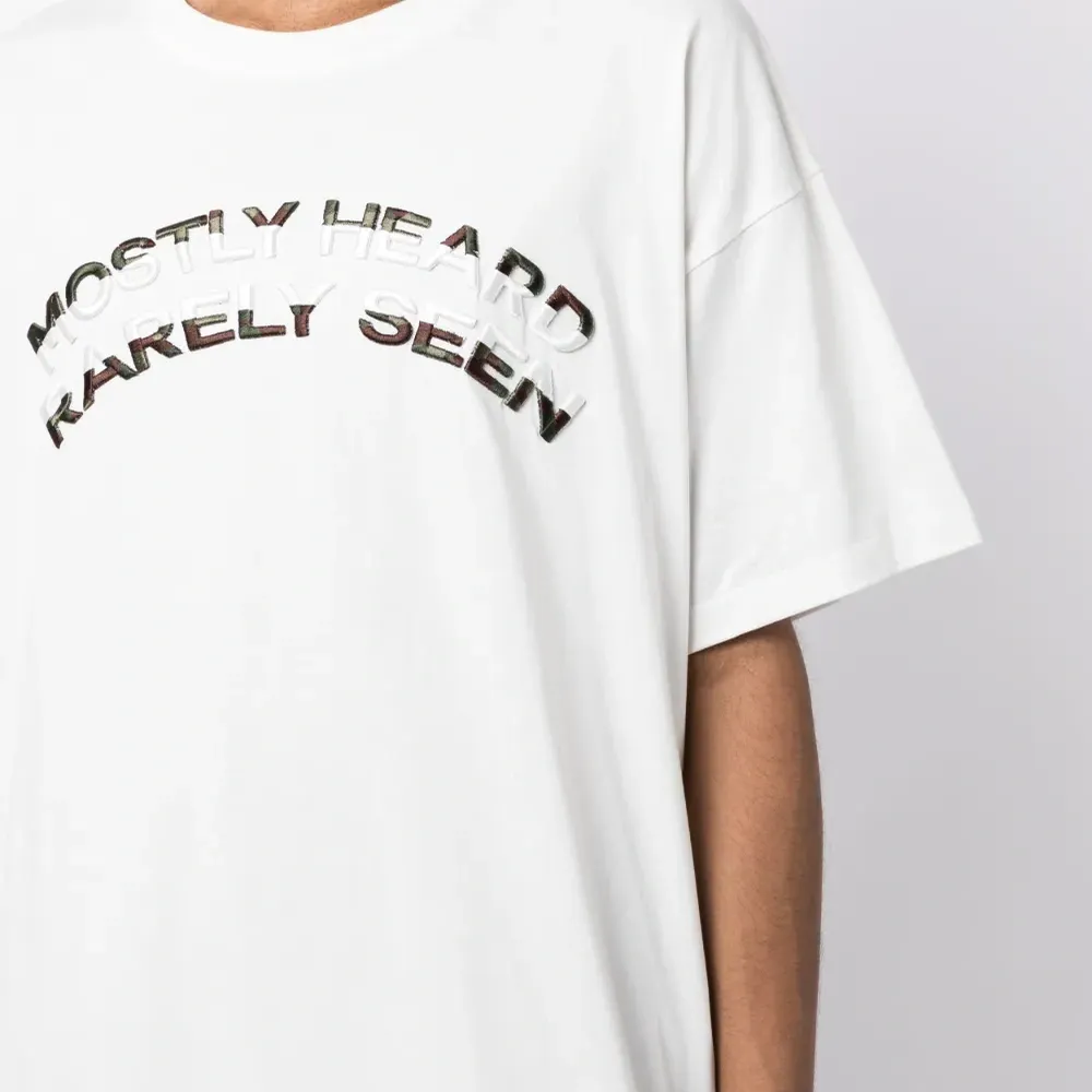 Футболка с круглым вырезом и тисненым логотипом