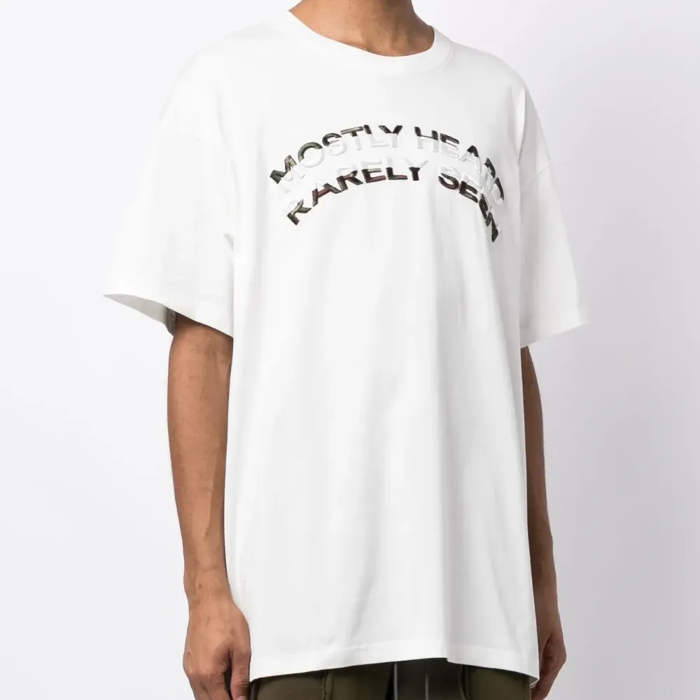 Футболка с круглым вырезом и тисненым логотипом