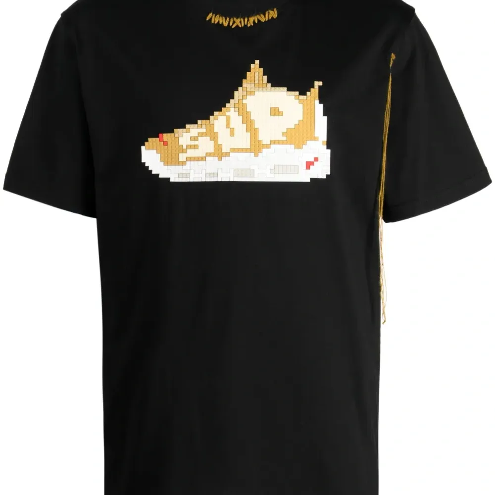 Футболка с декоративной строчкой