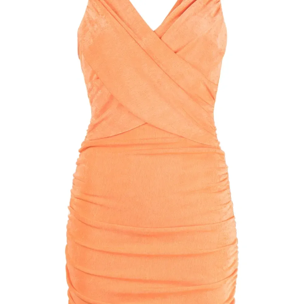 Приталенное платье мини со сборками