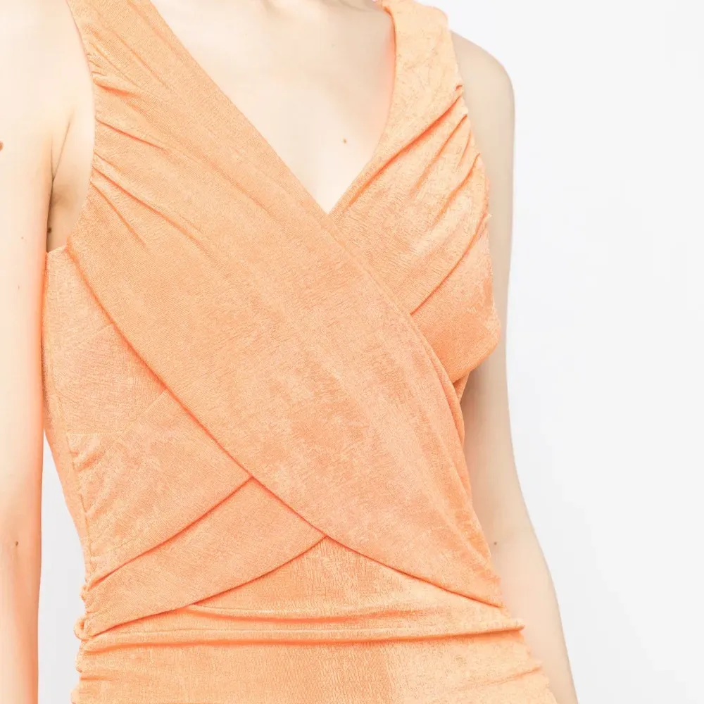 Приталенное платье мини со сборками