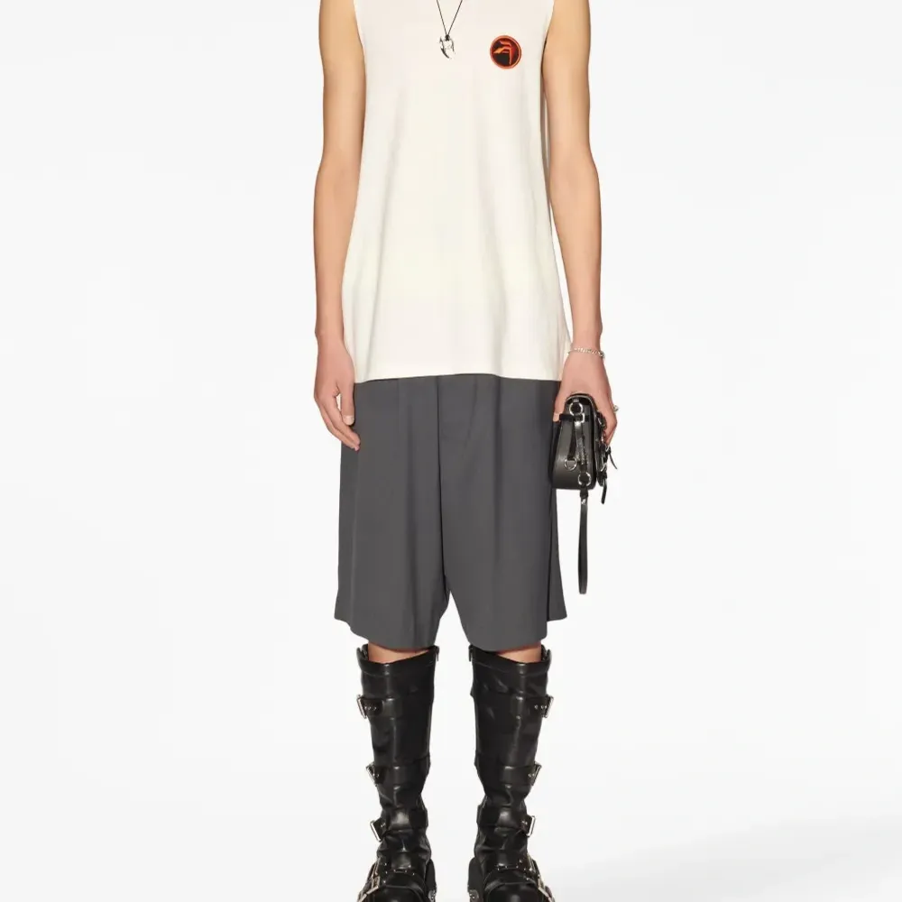 Топ с нашивкой-логотипом