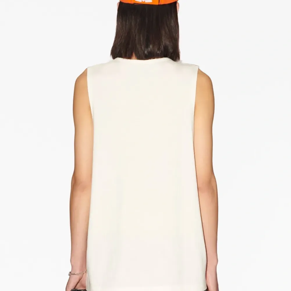 Топ с нашивкой-логотипом