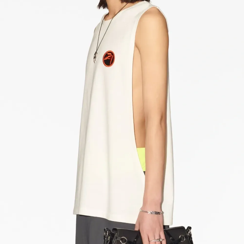 Топ с нашивкой-логотипом